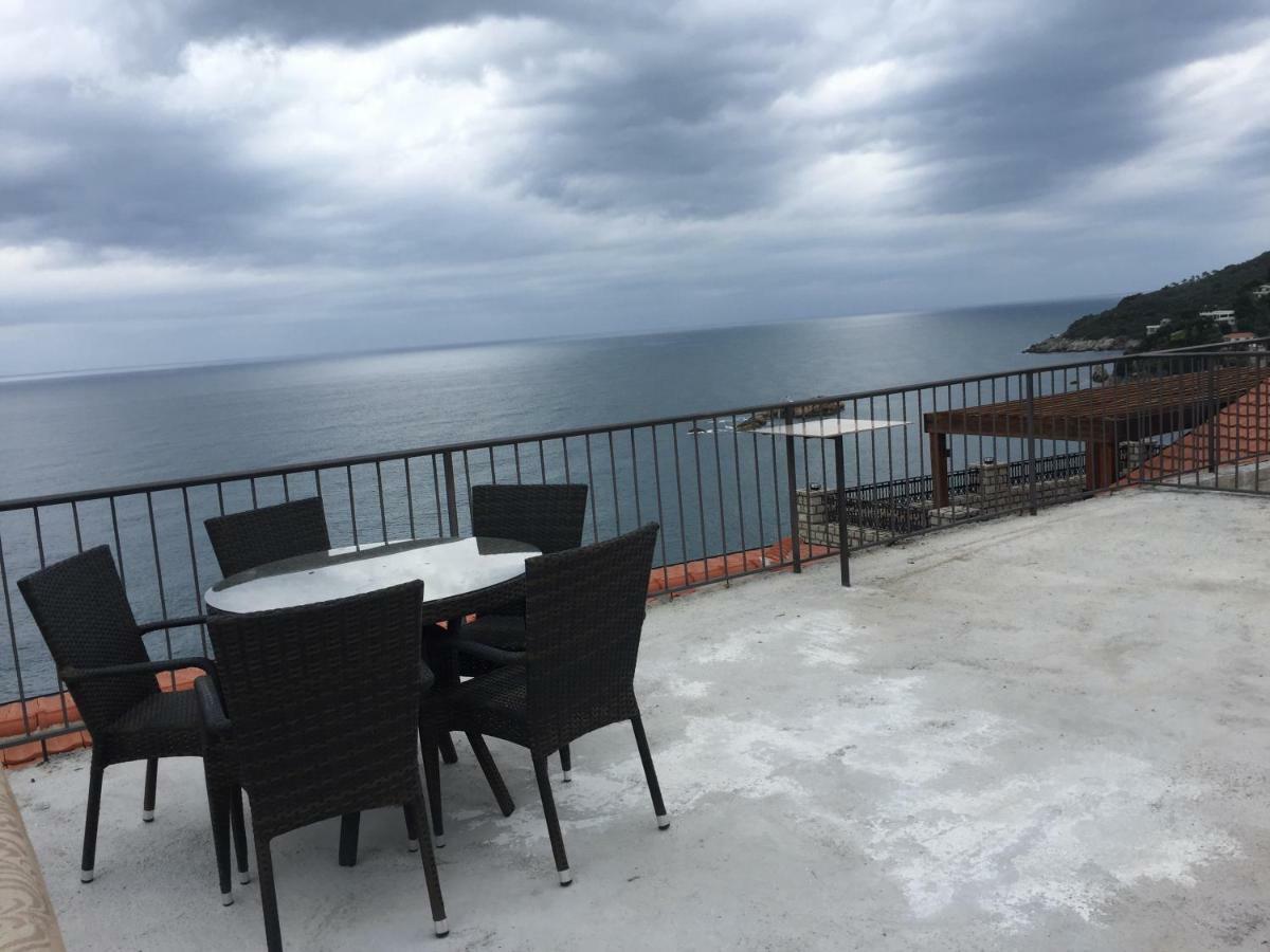 Apartments Gusar อุลซิน ภายนอก รูปภาพ